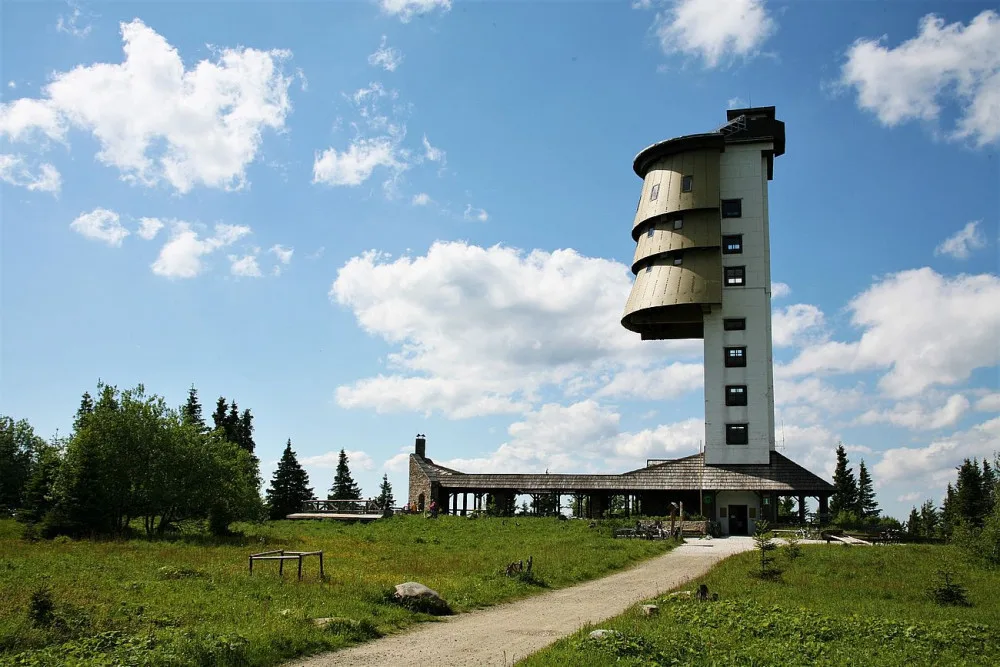 Rozhledna Poledník na stejnojmenném vrcholu.