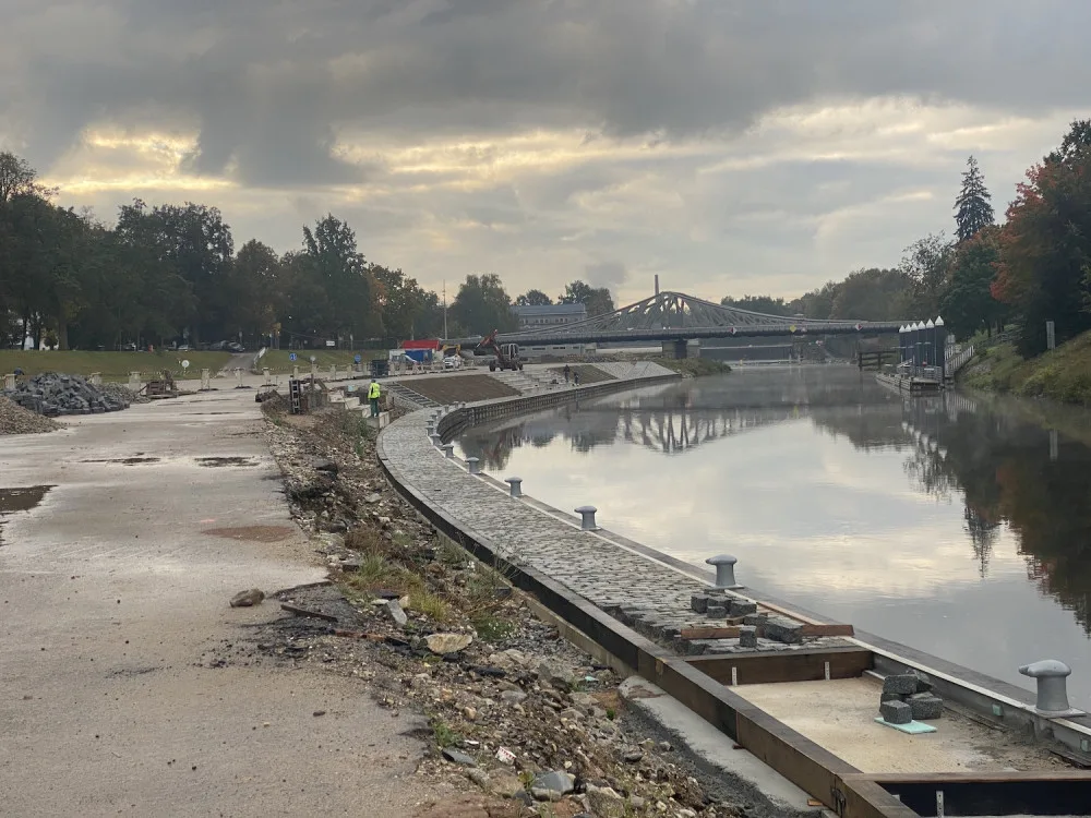 Stavba přístavní hrany finišuje. Hotovo má být na konci listopadu