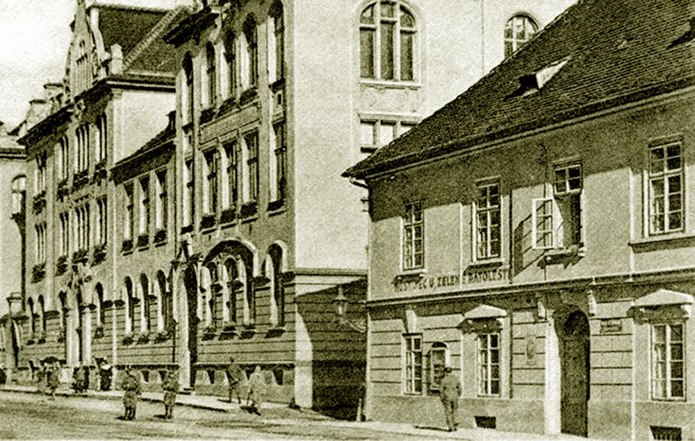 Vpravo hostinec U Zelené ratolesti, za nímž byl nejseverněhší bod kolejiště koňky.