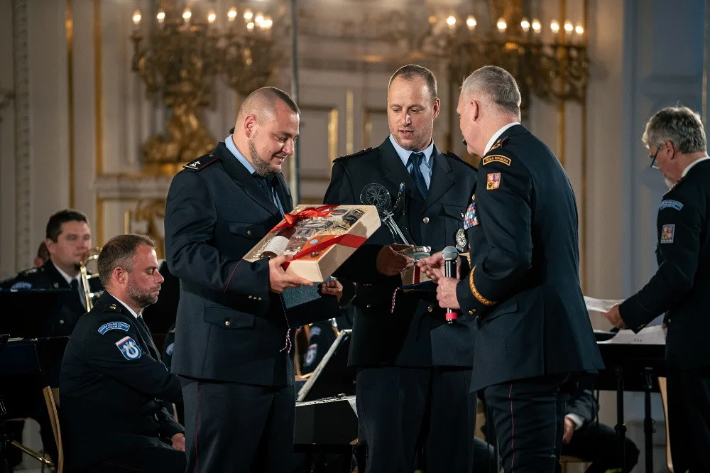 Prap. Jakub Ježko a prap. Martin Marek získali od policejního prezidenta medaili Za statečnost.