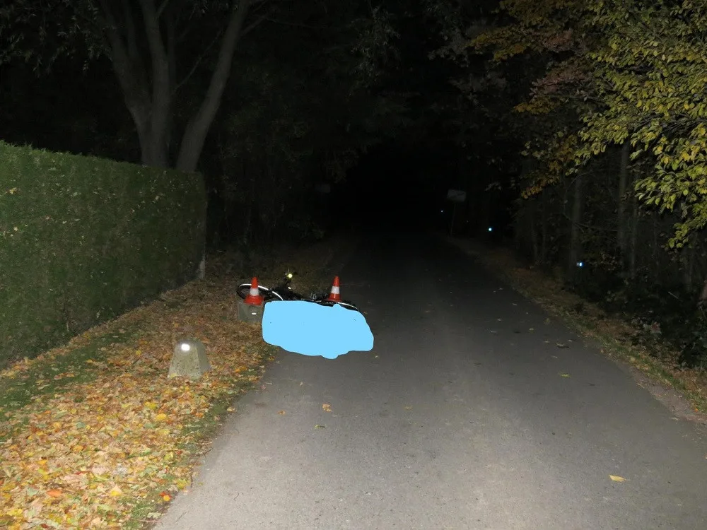 Cyklista na e-kole zřejmě přehlédl překážku u silnice. Na místě podlehl těžkému zranění.