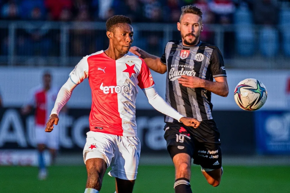 Patrik Brandner (v černém) vstřelil úvodní gól proti Slavii. Zápas skončil 2:2.