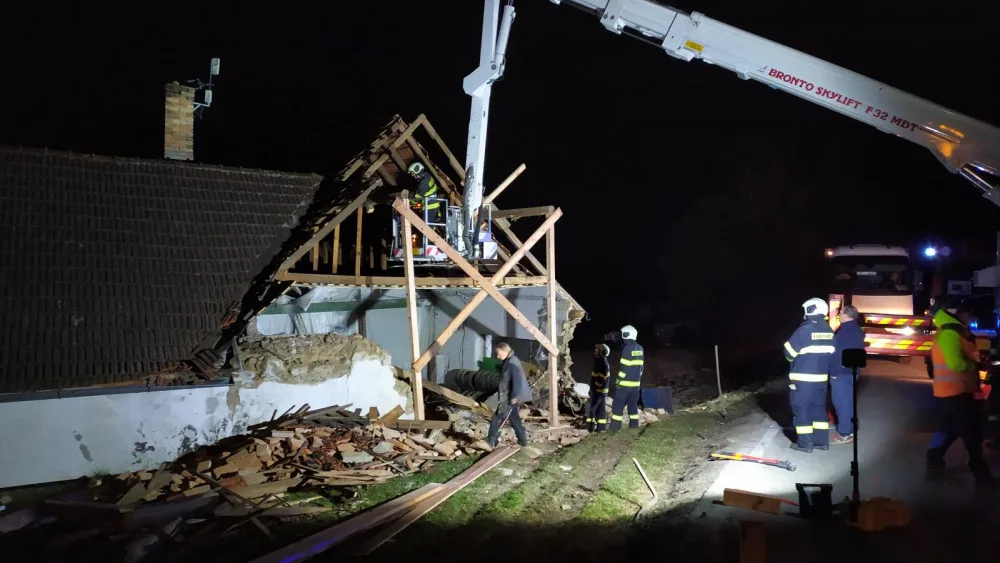 Do stodoly narazil kamion. Část domu musela být stržena