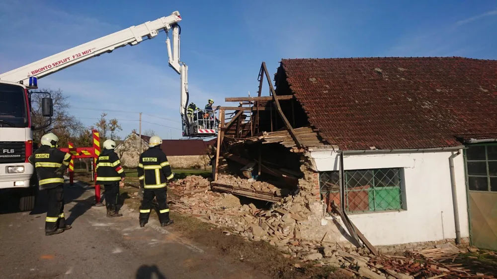 Do stodoly narazil kamion. Část domu musela být stržena