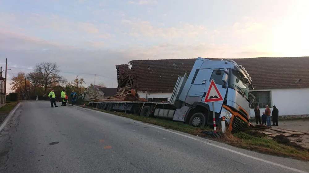 Do stodoly narazil kamion. Část domu musela být stržena
