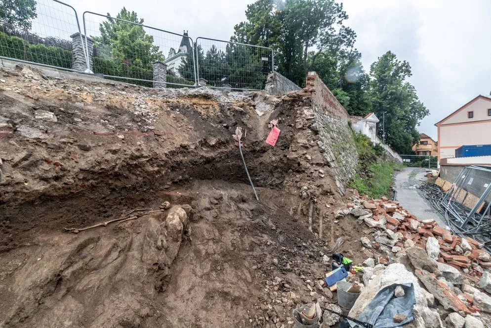 Při stavbě zdi našli v Táboře kosterní ostatky ze 17. století.
