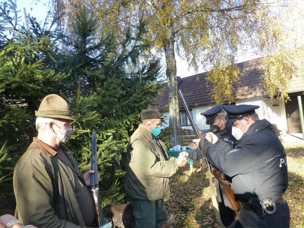 Myslivci měli doklady i zbraně v pořádku.