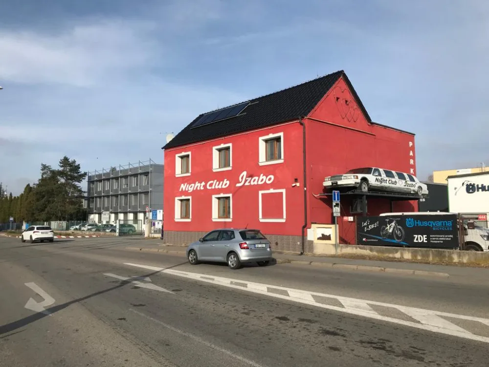 Dům stojí u křižovatky Pražské třídy a Nemanické ulici.