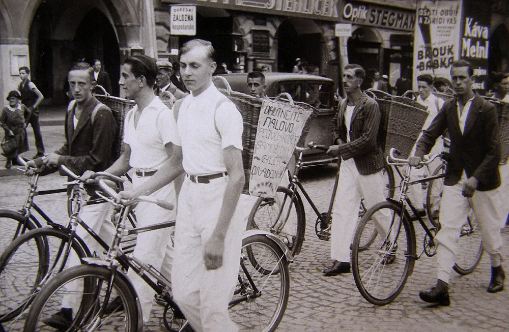 Slavnostní průvod mladých pekařů na náměstí se svými "služebními" koly po roce 1930.