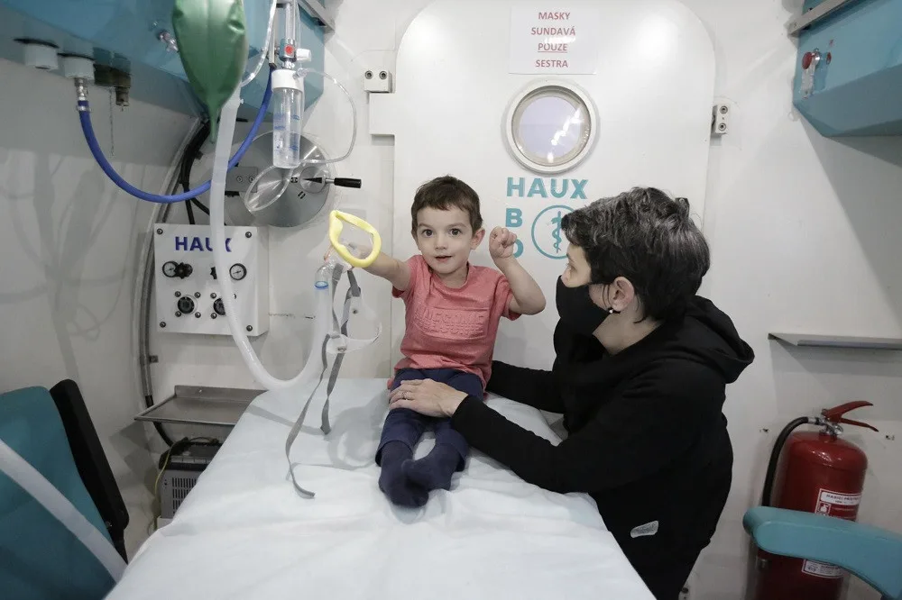 Honzík podstupuje léčbu v hyperbarické komoře.