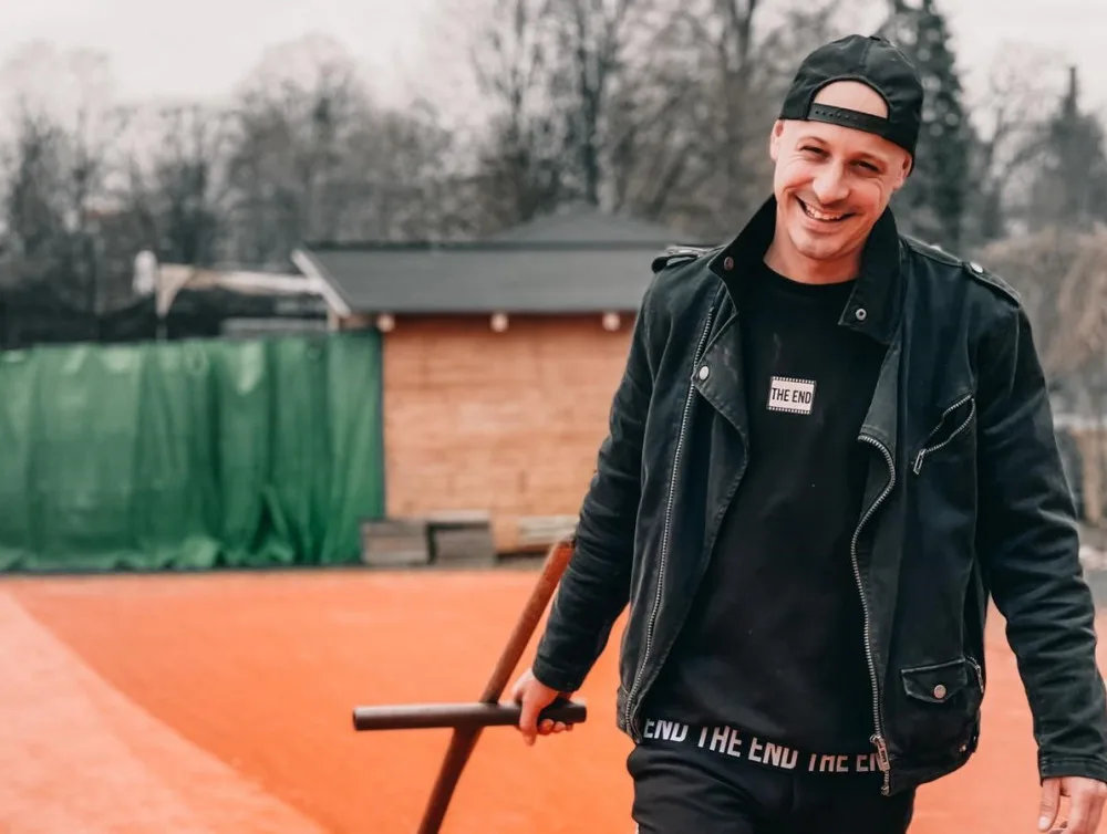 David Dvořák se stará také o tenisové kurty u kavárny.