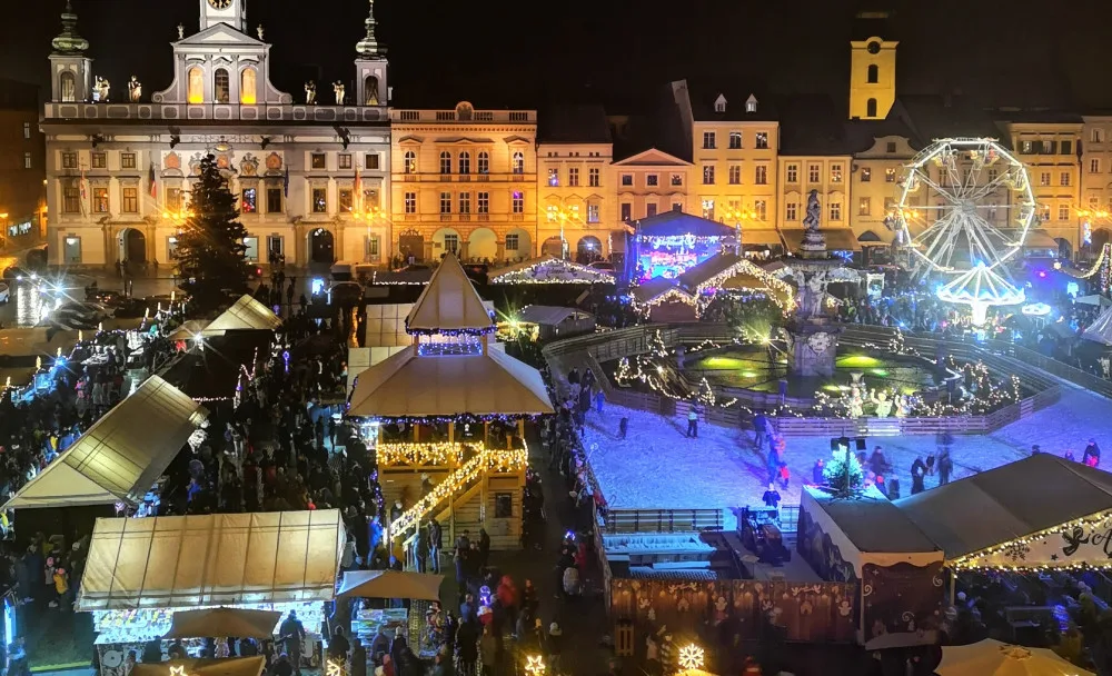 O provozu kluziště na náměstí rozhodne cena