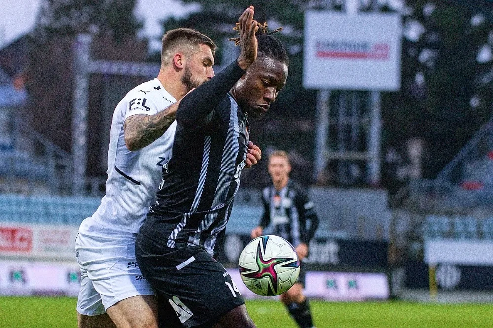Fortune Bassey v souboji o míč při utkání se Slováckem.