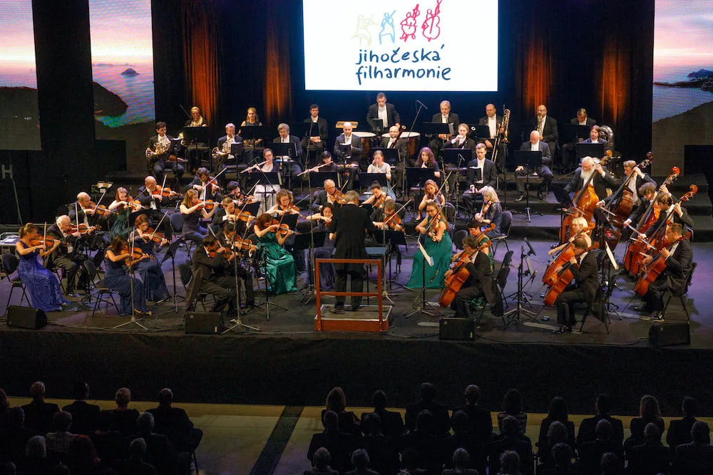 Jihočeská filharmonie nabízí na některé koncerty vstup zdarma. Chce přilákat víc lidí