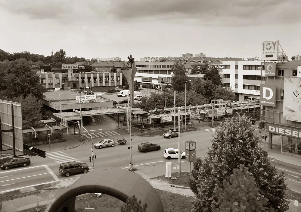 Křižovatka Pražská - Pekárenská před rekonstrukcí v roce 2013, v pozadí pohledově beze změny obchodní dům Družba.
