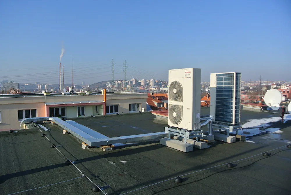 Energetický trh s prudkými výkyvy zasáhl i centrální vytápění v bytových domech. Co s tím? Hledejte nové zdroje