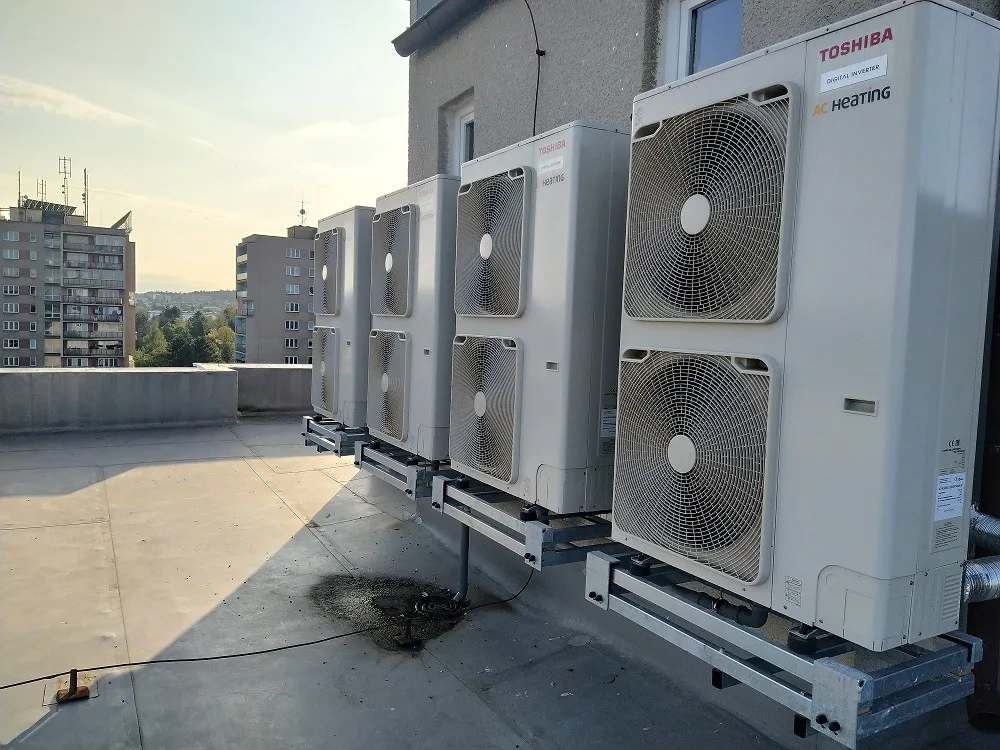Energetický trh s prudkými výkyvy zasáhl i centrální vytápění v bytových domech. Co s tím? Hledejte nové zdroje