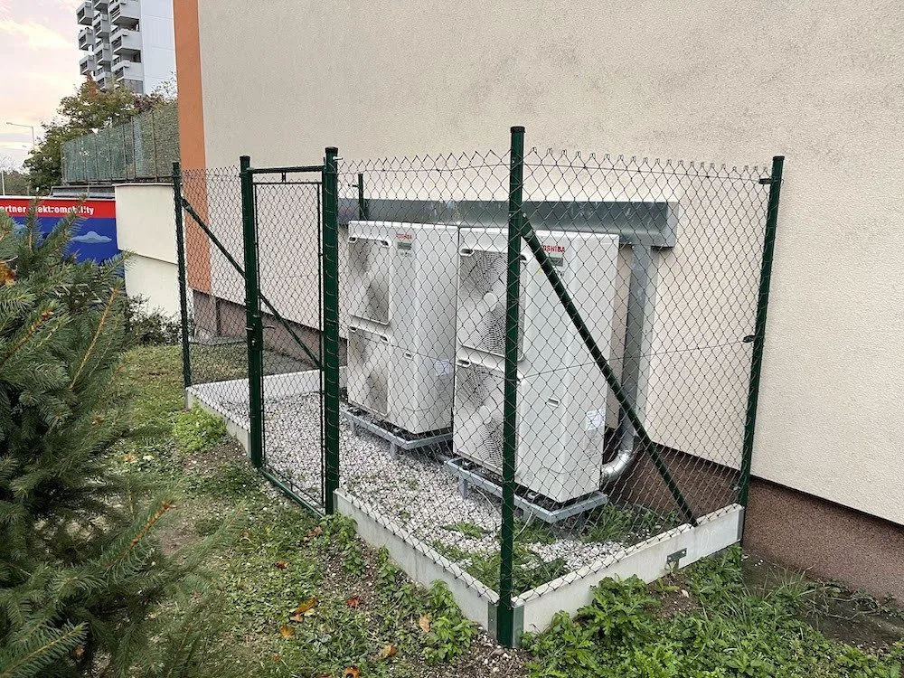 Energetický trh s prudkými výkyvy zasáhl i centrální vytápění v bytových domech. Co s tím? Hledejte nové zdroje