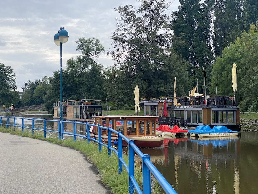 POLITICKÁ KORIDA: Slepé rameno plné housboatů. Co na tyto stavby v centru města říkají zastupitelé?