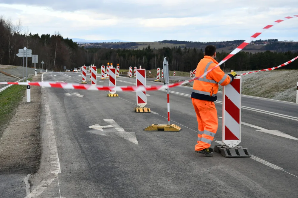 Ihned po přestřižení pásky pracovníci firmy EUROVIA CS, a.s. začali s odstraňováním dopravního značení, aby obchvat mohl sloužit jihočeským řidičům.