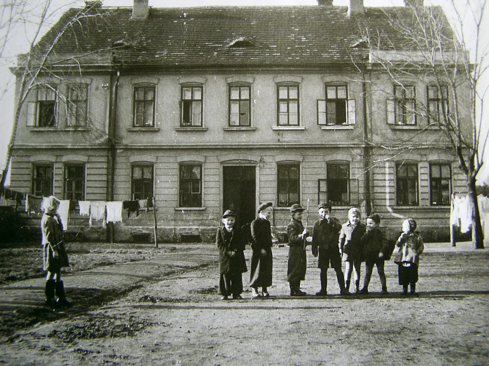 Děti na dvoře Šmídovny na Pražské v roce 1950.
