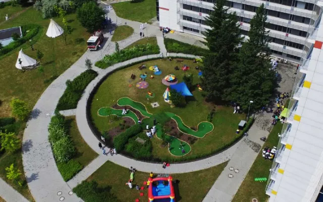Kousek radosti za nemocničním oknem. Nadační fond shání peníze na nové dětské hřiště u motolské nemocnice