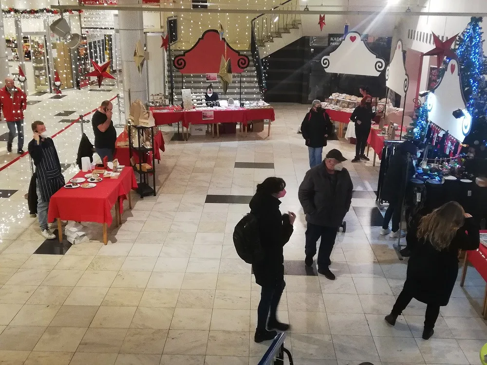 Prodejci se z adventních trhů přestěhovali do Metropolu