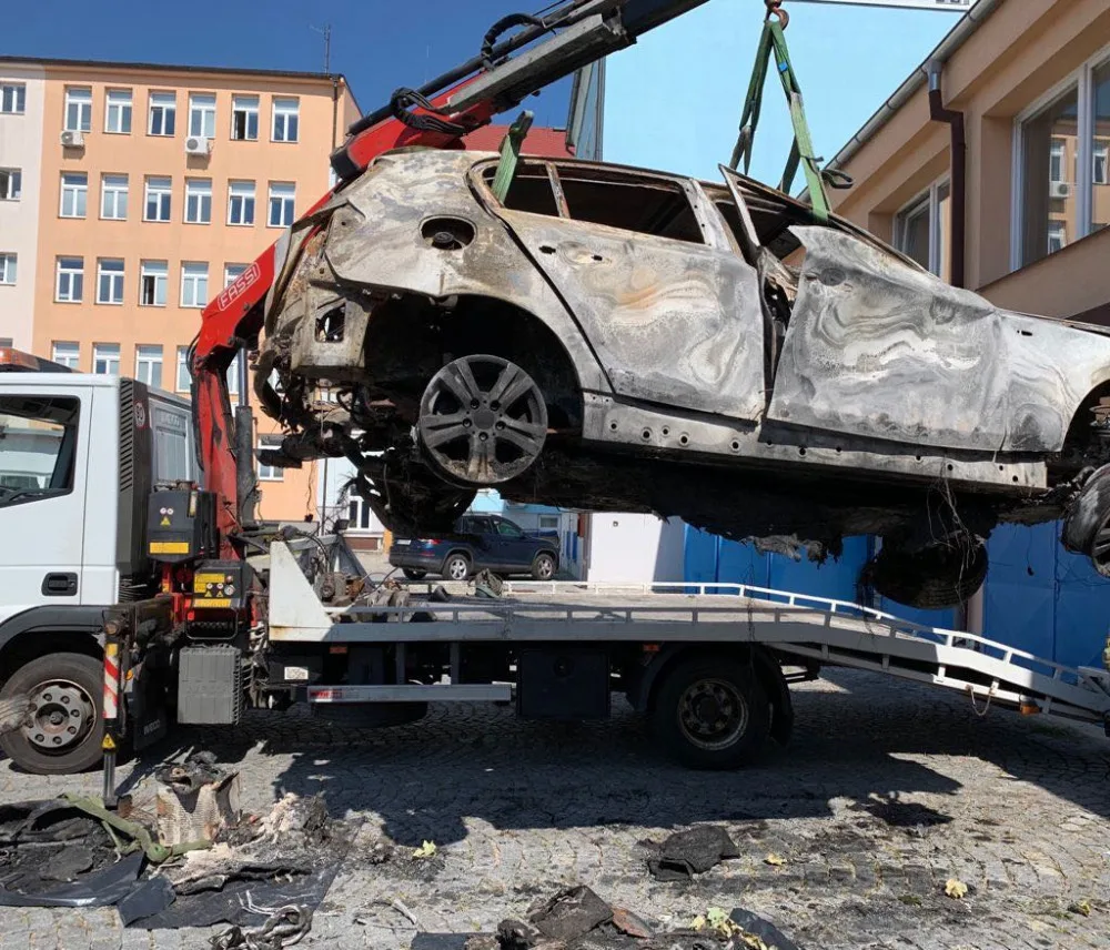 Auto, které pachatel zapálil v lese nedaleko v Protivína. Foto: Policie ČR