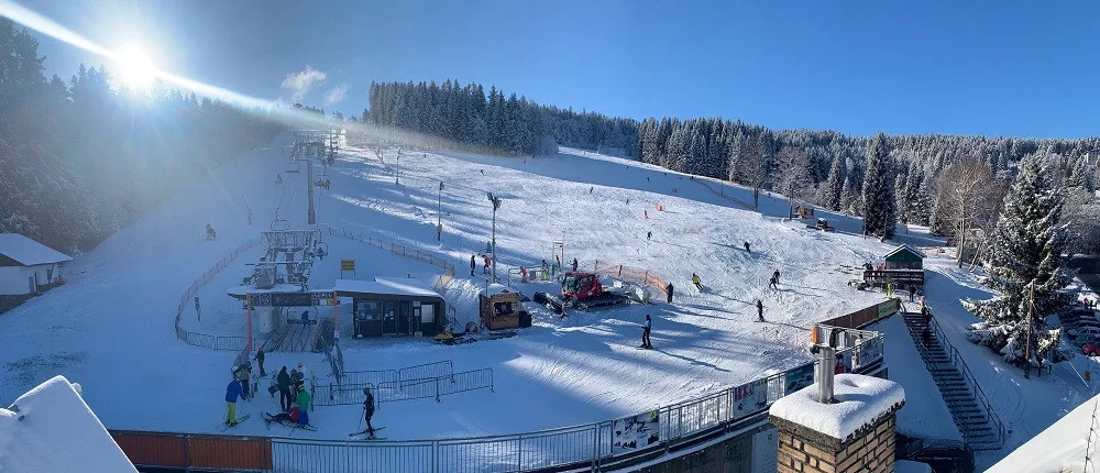První víkend letošní zimní lyžařské sezóny proběhl i v lyžařském areálu Zadov na Šumavě, a to velmi úspěšně