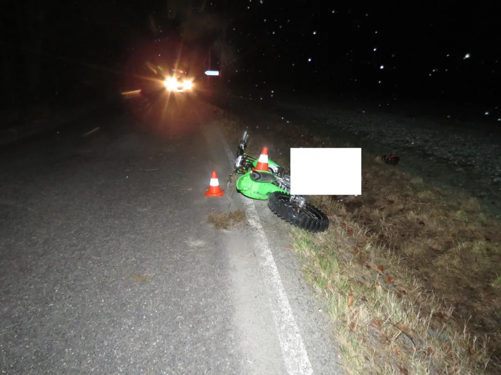 Motorkář vyjel ze silnice a naboural. Nehodu nepřežil