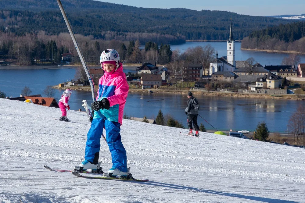 Pro lyžaře se otevřel Skipark Frymburk.