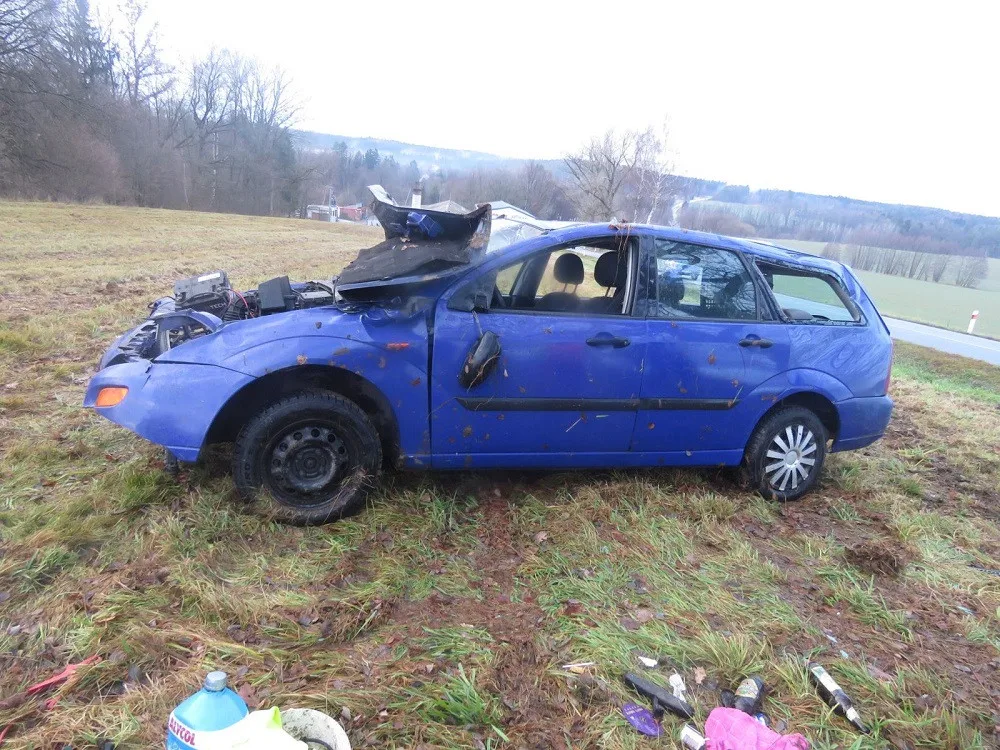 Muž se zákazem řízení a dvěma promile najel do příkopu. Auto skončilo na střeše