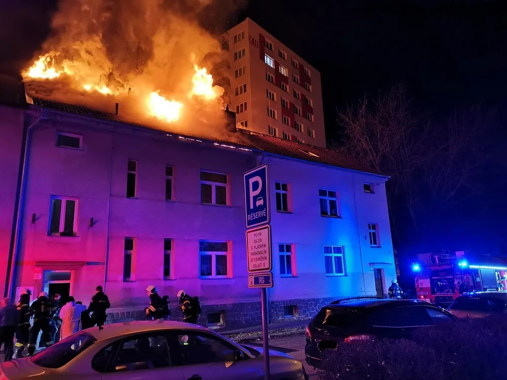 Policisté vyvedli z hořícího domu šest lidí. V hustém dýmu hledali i psa