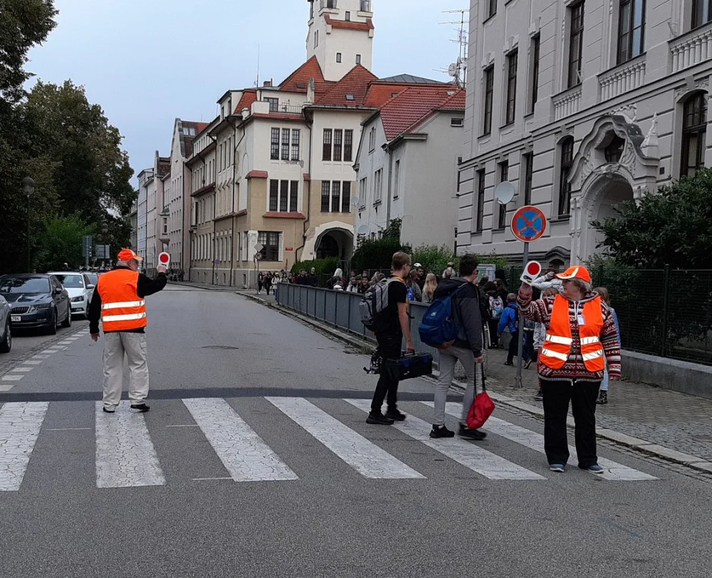 Devět let dohlíželi manželé Kubákovi na děti na přechodu u základní školy. Dobrovolnictví jim dělalo radost