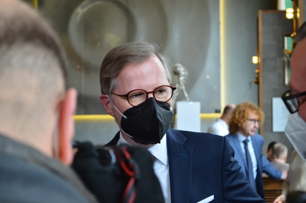 Očkování proti covidu-19 nebude povinné, řekl premiér