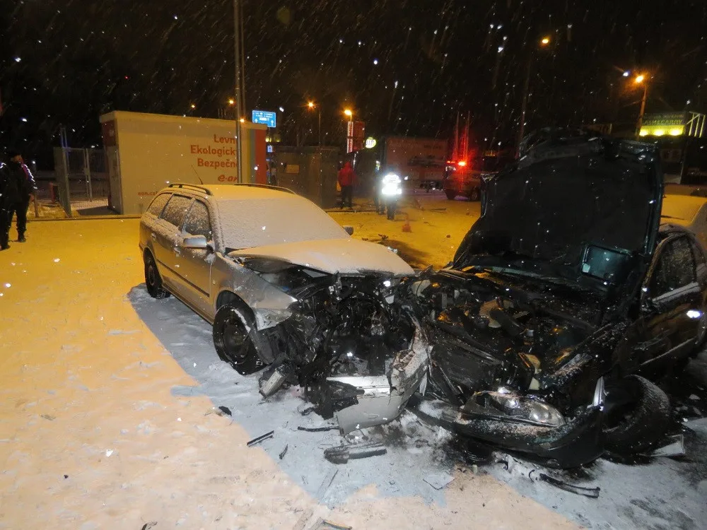 VIDEO: Řidič ujížděl policii rychlostí 130 kilometrů za hodinu. Naboural do autosalonu