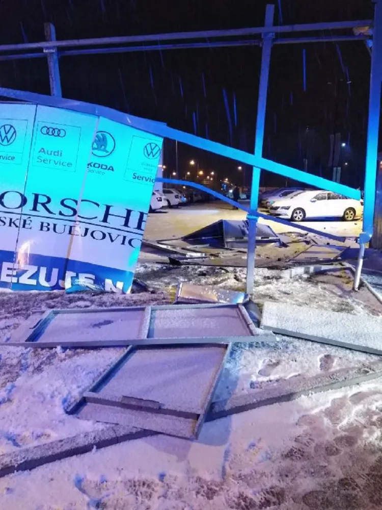 VIDEO: Řidič ujížděl policii rychlostí 130 kilometrů za hodinu. Naboural do autosalonu