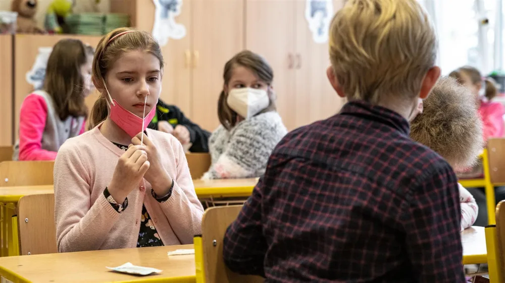 Testy ve školách na jihu Čech dnes zatím odhalily 342 pozitivních