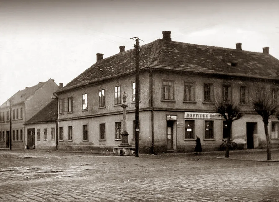 Hostinec U Města Tábora na rohu Pražské a Pekárenské v roce 1950.