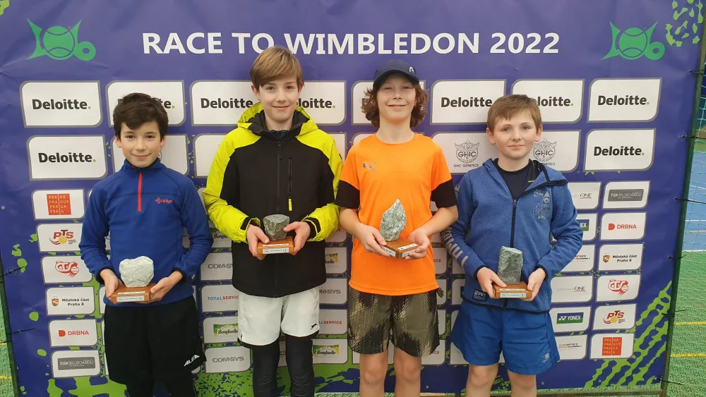 Mladí tenisté odehráli další turnaj v boji o návštěvu Wimbledonu. Organizátory dál trápí covid
