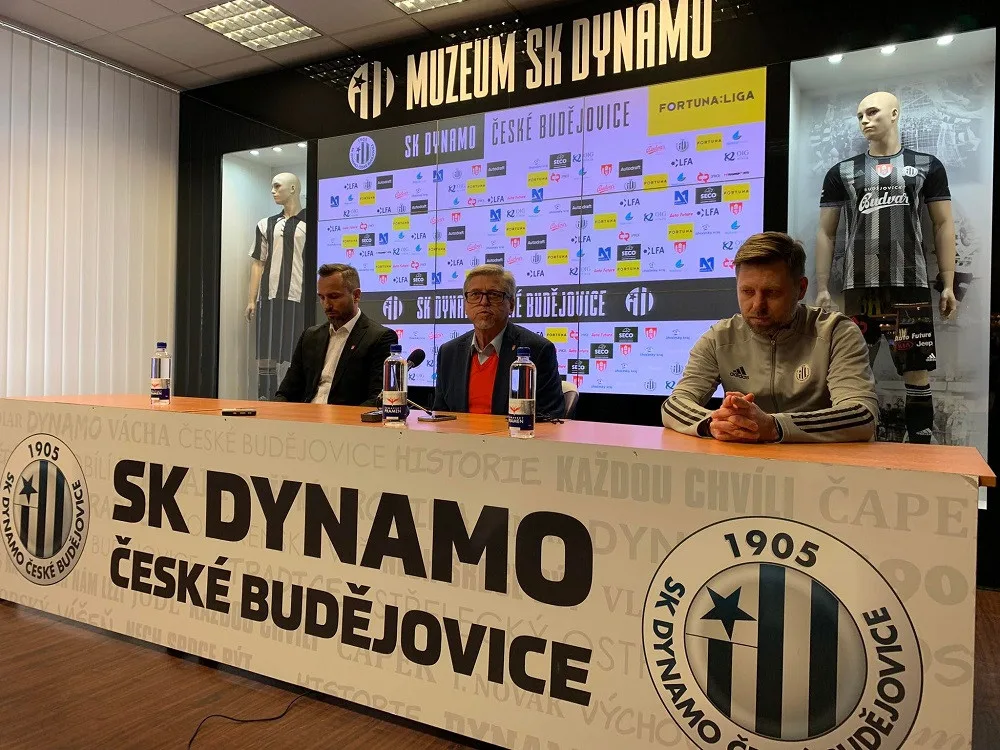 Tisková konference Dynama. Zleva sportovní ředitel Tomáš Sivok, majitel klubu Vladimír Koubek a trenér David Horejš.