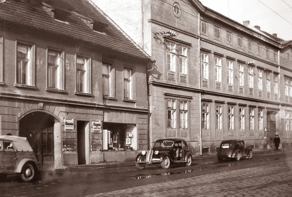 Domy č. 29 a 31 na Pražské v roce 1950, zbořené do roku 1981.