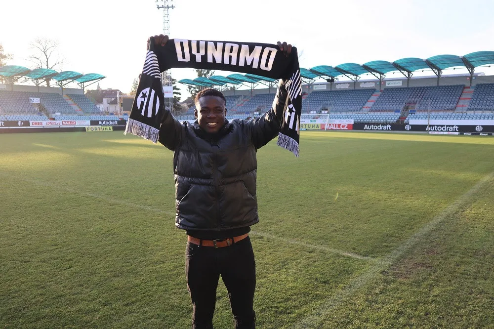 Ishaku Konda je hráčem Dynama. Přichází na hostování s opcí