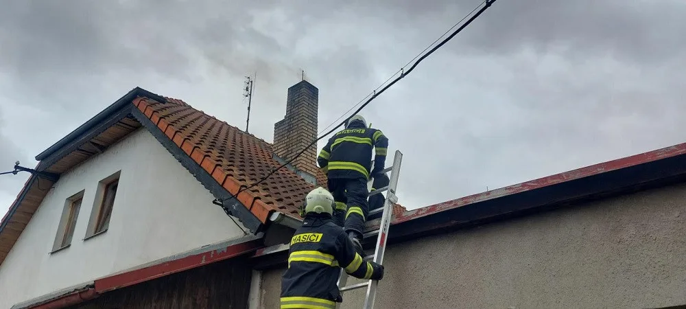 V Táboře hořel komín rodinného domu. Hasiči ho zasypali pískem