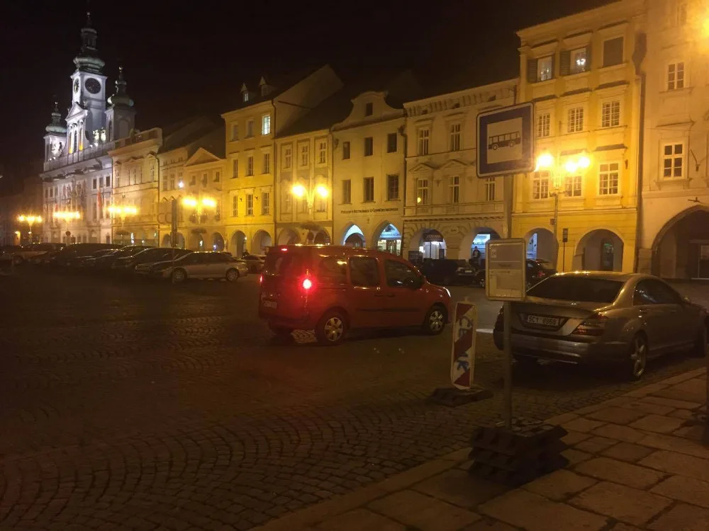 Muž v baru napadal hosty i pracovníka ostrahy. Hrozí mu pokuta 10 tisíc korun.