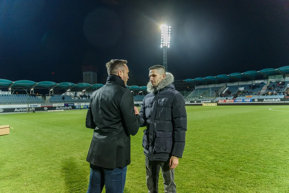Tomáš Sivok (vlevo) děkuje Petru Javorkovi za odvedenou práci v A týmu Dynama.