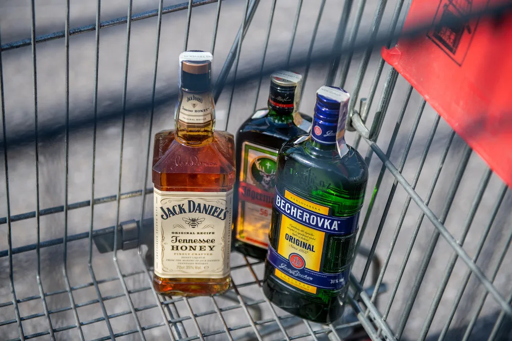Sedmnáctiletá dívka vypila půl lahve tvrdého alkoholu. Ošetřit ji museli v nemocnici