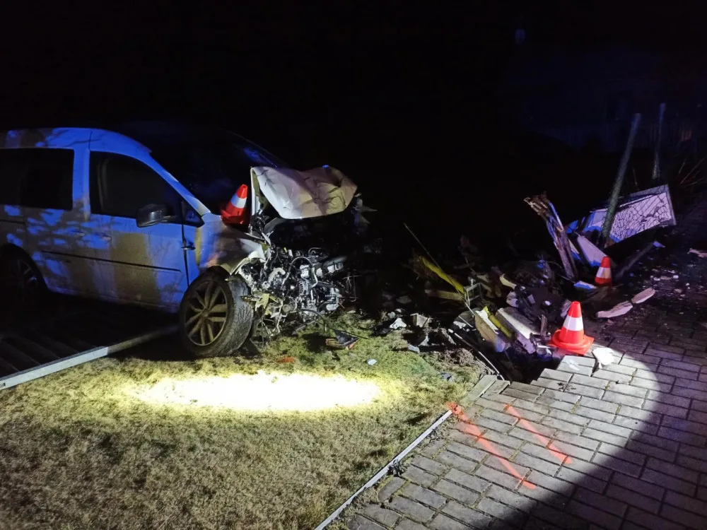 Po nárazu do kapličky začal do vzduchu unikat plyn. Hasiči museli evakuovat 20 lidí