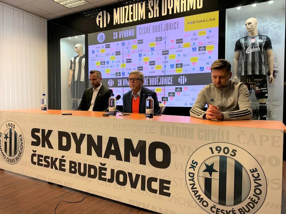 Tisková konference před začátkem jara. Zleva: Bývalý sportovní ředitel Tomáš Sivok, majitel klubu Vladimír Koubek a trenér David Horejš.