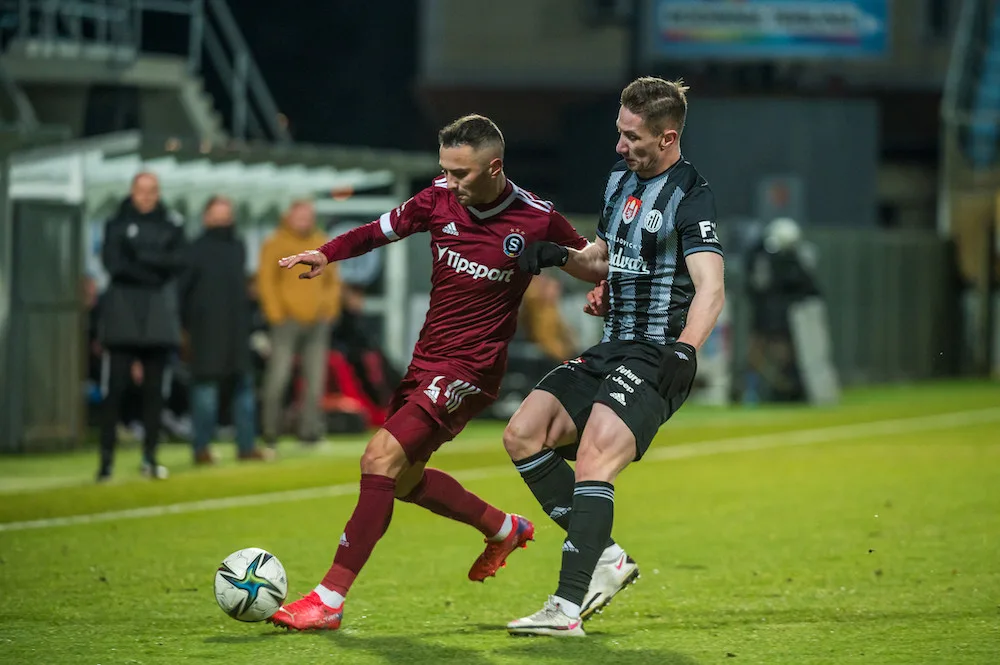 Bitva Jihu proti Západu, Dynamo se postaví proti Plzni